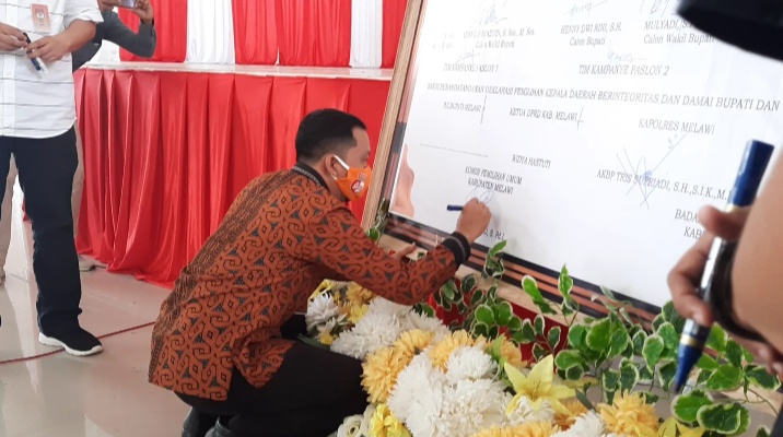 Ketua KPU Melawi, saat menandatangani petisi deklarasi Damai. (Ist)