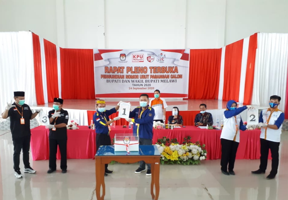 Tiga Pasangan Calon saat memperlihatkan nomor urut hasil pengundian (Ist)