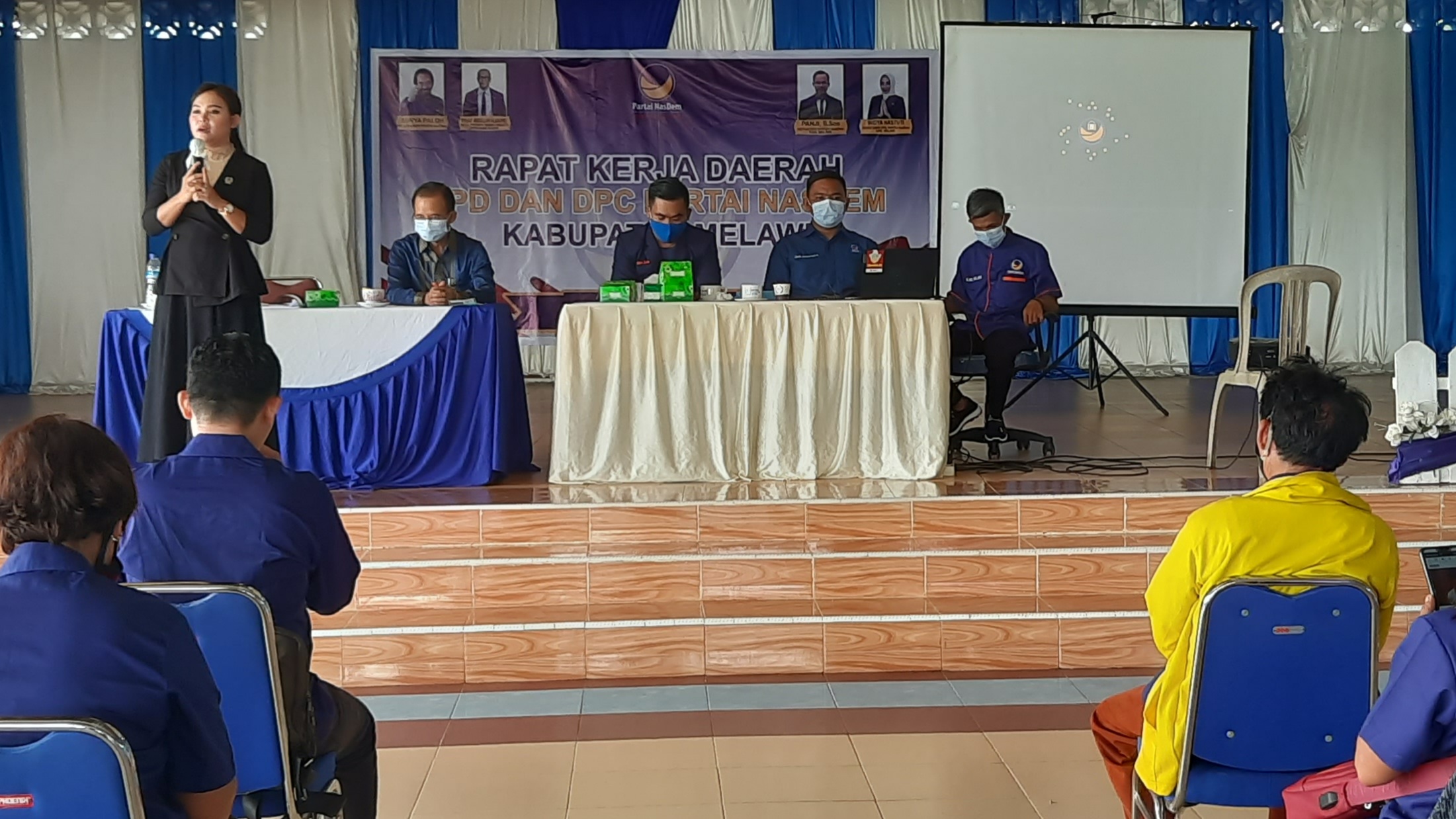 Anggota DPR RI, Yessi Melania, saat memberikan materi dalam Rakerda DPD Nasdem Melawi. (Dedi Irawan)