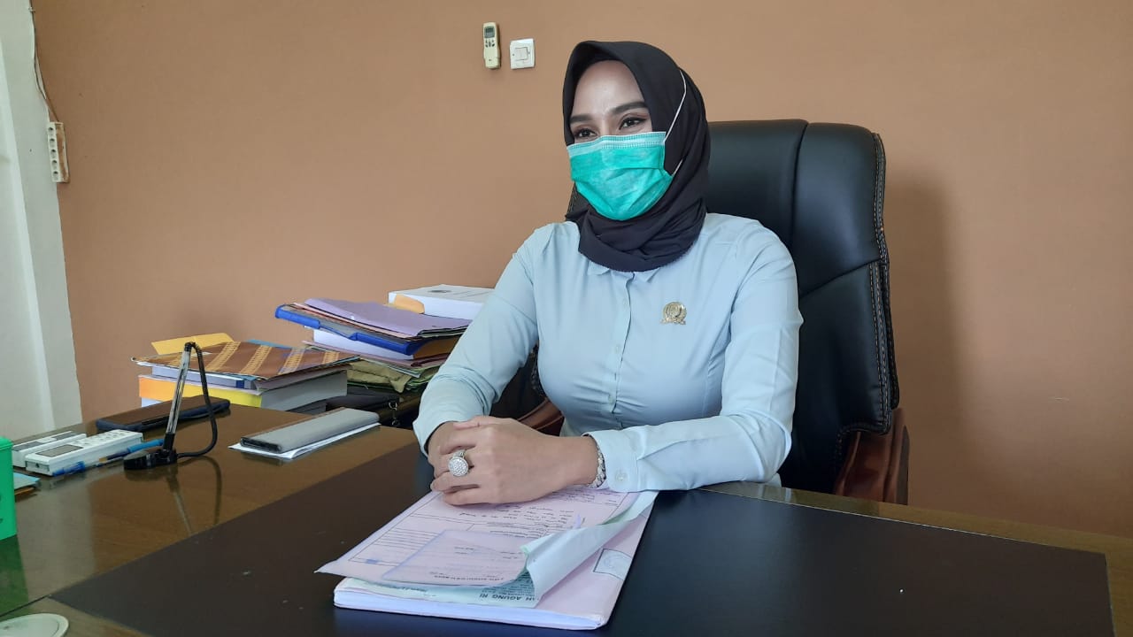 Ketua DPRD melawi, Widya Hastuti, saat menyampaikan konfrensi pers terkait putusan MA. (Dedi Irawan)