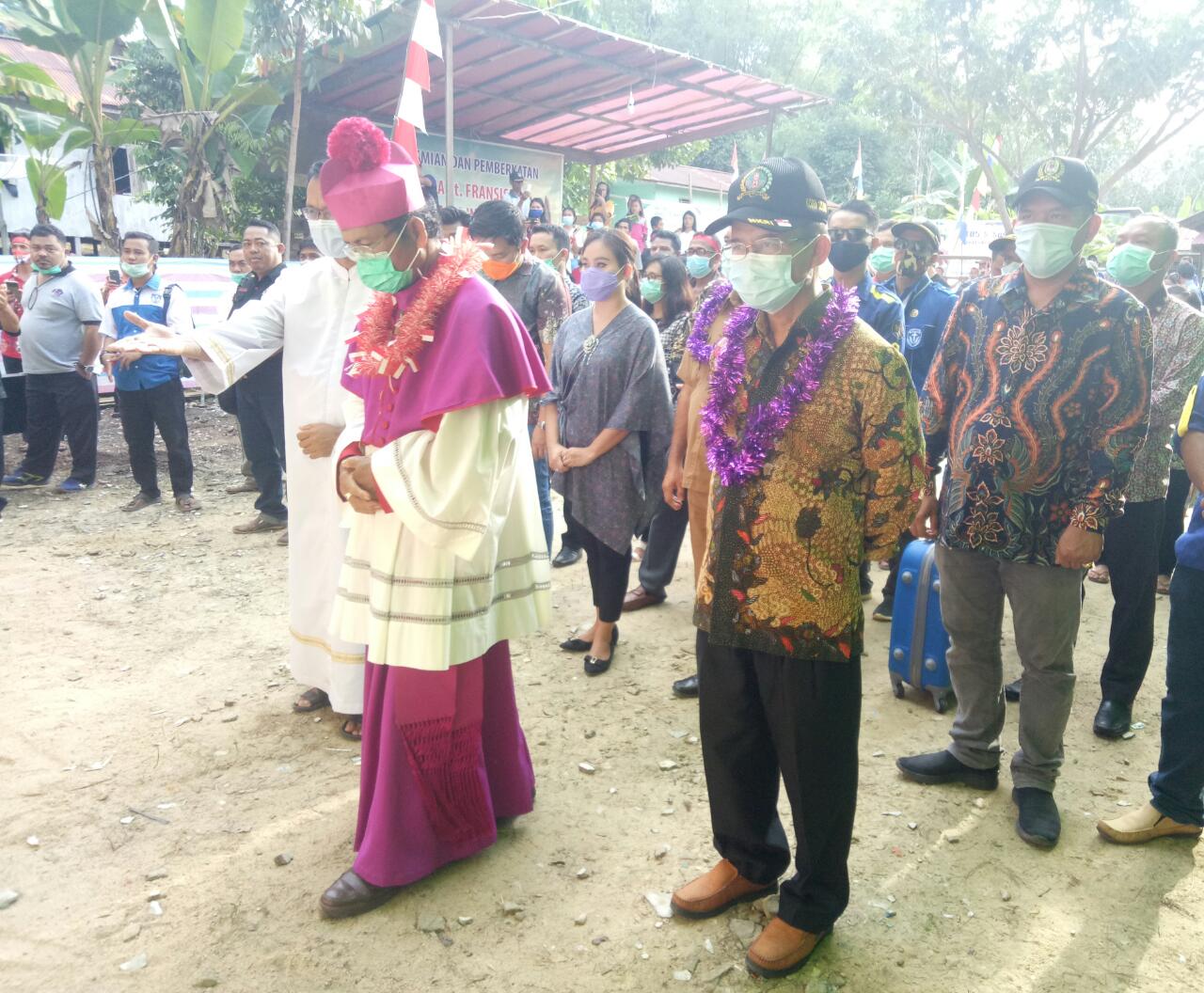 Keuskupan Sintang, Mgr. Samuel Oton Sidin, OFM.Cap bersama Panji, dan Anggota DPR RI, Yessi Melania saat disambut masyarakat Bina Jaya. (Ist) 