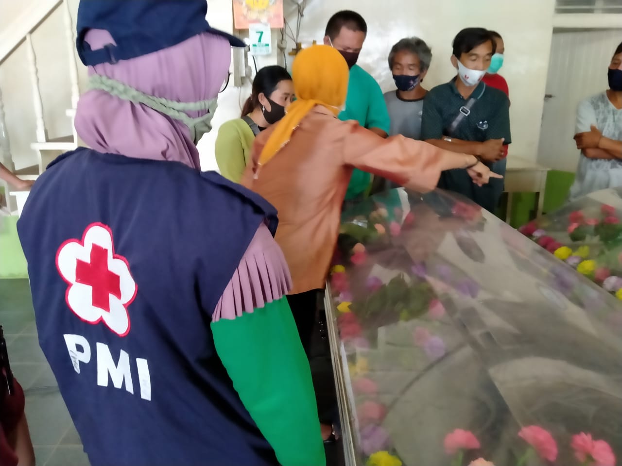 Ketua PMI Melawi, Nurbetty Eka Mulyastri saat menyambangi korban kebakaran. (Ist)