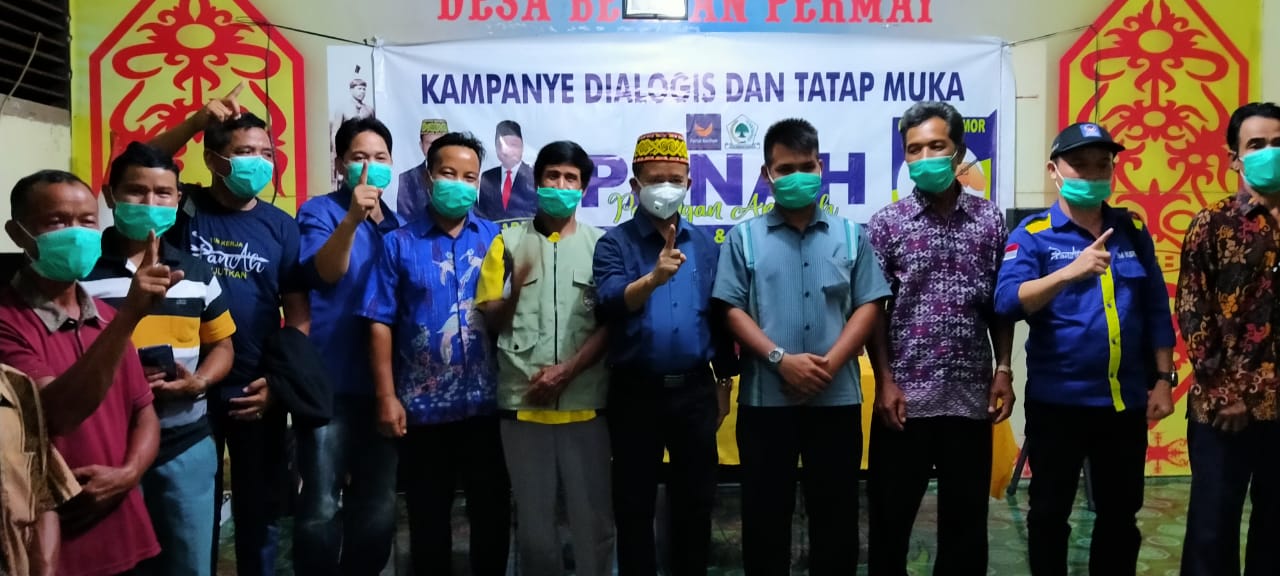 Calon Bupati Melawi, Panji saat berfoto bersama dalam kampanye dialogis di Desa Bemban Permai Kecamatan Ella. (Ist) 