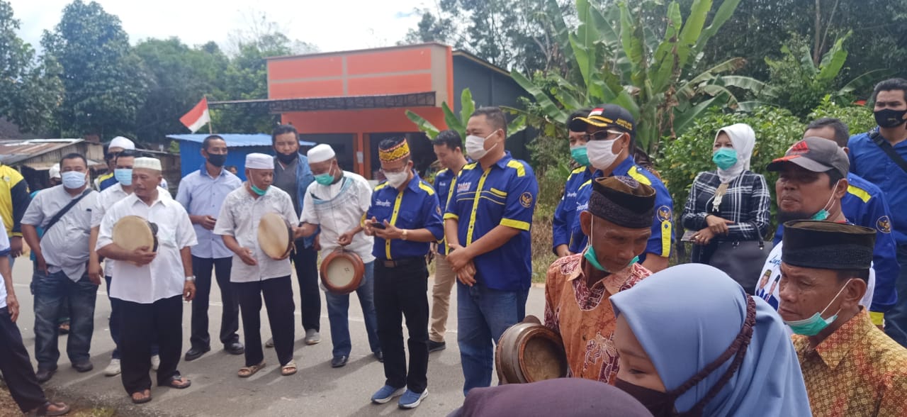 Antusias Warga Pinoh Selatan saat menyambut pasangan PANAH beserta rombongan dan HAMKA. (Dedi Irawan) 