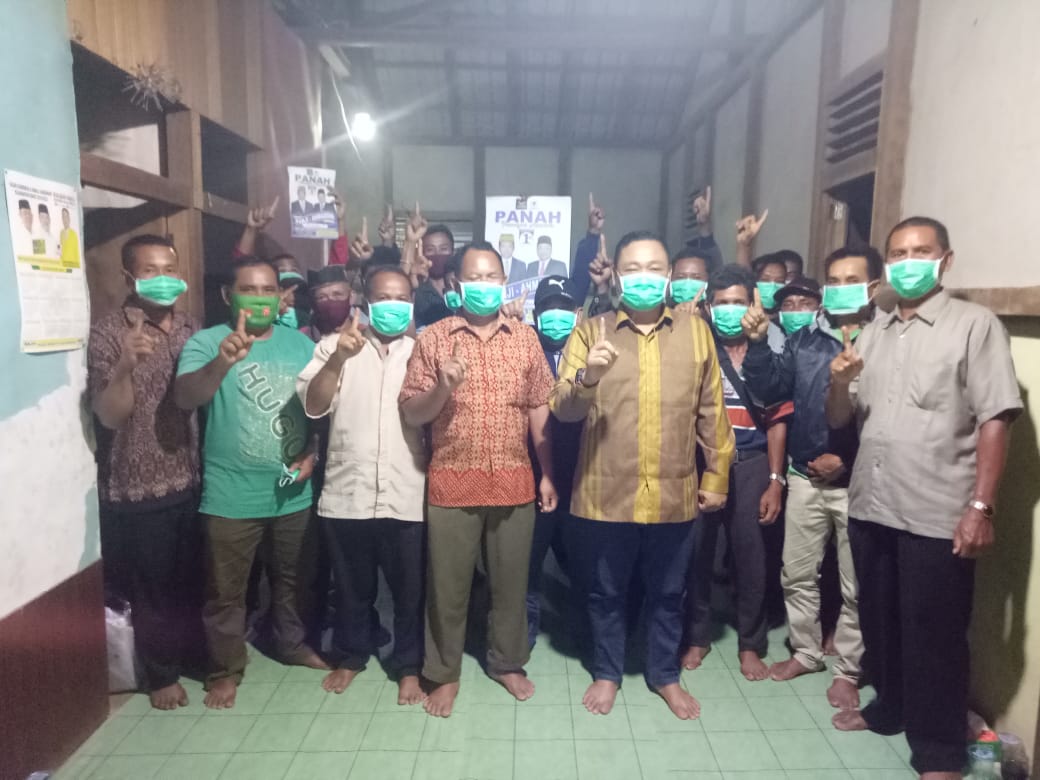 Calon Wakil Bupati Melawi, Abang Ahmaddin saat berfoto dengan warga jyang menginginkan pasangan PANAH Terpilih. (Ist) 