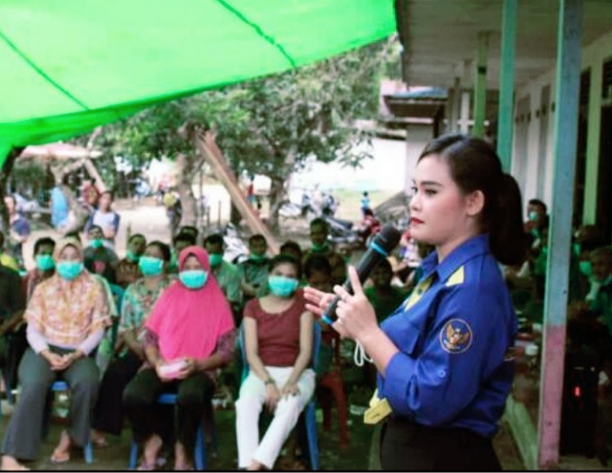 Anggota DPR RI, Yessi Melania saat menyampaikan orasi kepada warga Desa Senempak. (Ist) 