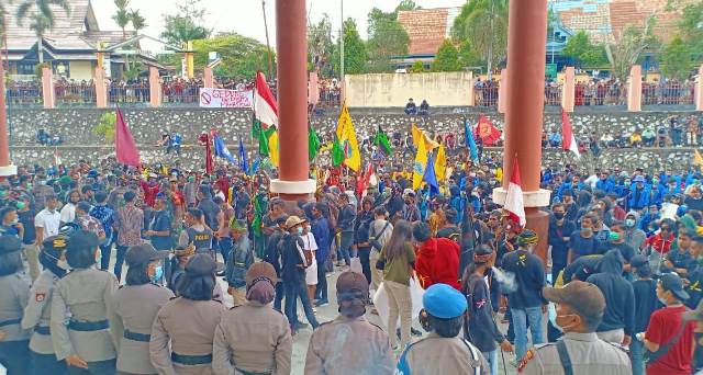 Unjukrasa Tolak UU Cipta Kerja di DPRD Sintang, Jum'at (9/10/2020)