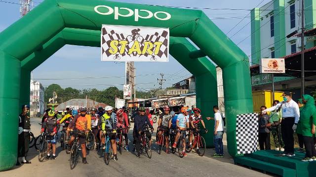 Pjs Bupati Sintang, Florentinus Anum Lepas Kegiatan Gowes HUT TNI Ke 75 di Simpang Pinoh