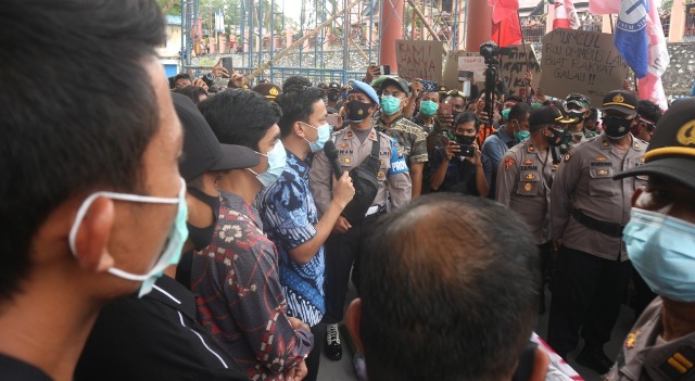 Ketua DPRD Sintang Saat Menerima Peserta Aksi Unjuk Rasa di DPRD Sintang, Jum'at 9/10/2020