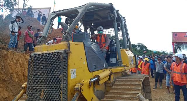 Ketua Komisi V DPR-RI, Lasarus Saat Melounching Jalan di Perbatasan, Selasa 3/11/2020