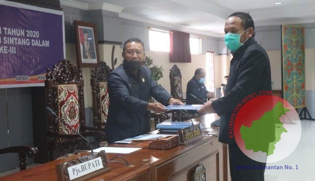 Wakil Ketua II DPRD Sintang Heri Jambri menerima hasil Reses Anggota DPRD Sintang, Selasa 10/11/2020