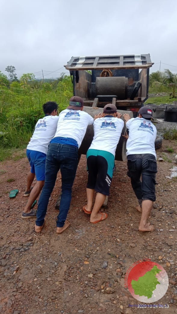 Tim OHO bersama warga menaikkan gorong-gorong ke truk untuk di bawa ke Semadin Lengkong. (Ist) 