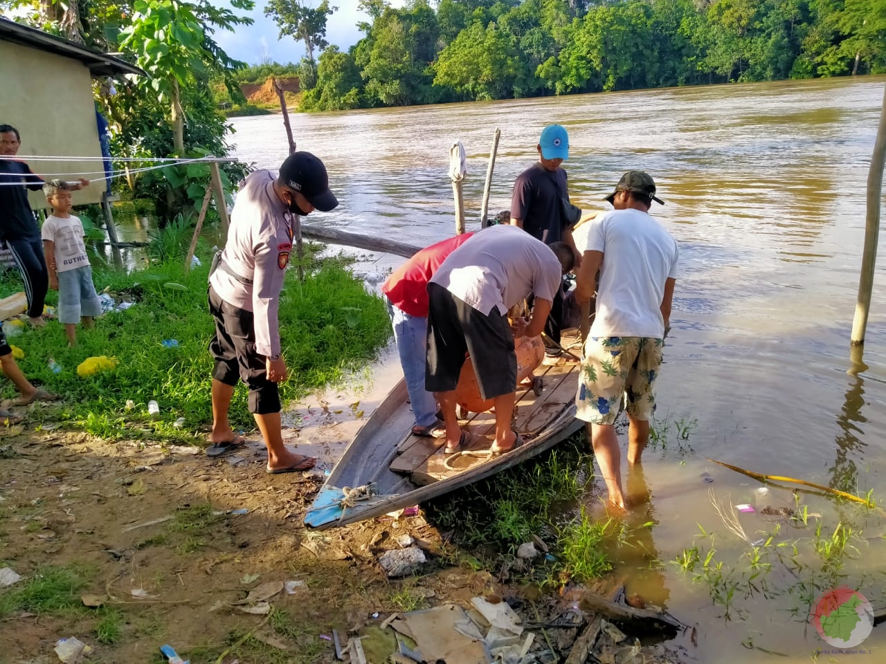 Pihak Kepolisian bersama warga saat menyisiri sungai untuk melakukan pencarian Filan. (Ist) 