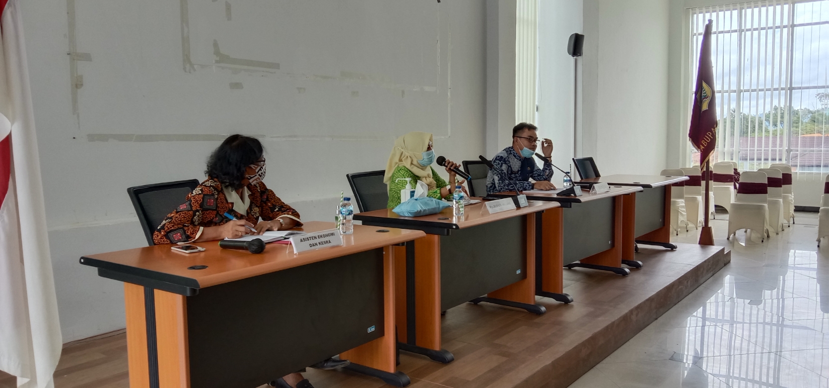 Pjs Bupati Melawi, Linda Purnama bersama Sekda dan Asisten memimpin rapat bersama stakeholder tentang penataan pasar kuliner dan Tugu di Nanga Pinoh. (Dedi Irawan) 