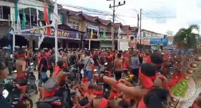 Pasukan Merah Saat Menjemput Terry Ibrahim di Posko Koalisi Adil Bersatu, Jalan Lintas Melawi, Kamis 12 Oktober 2020