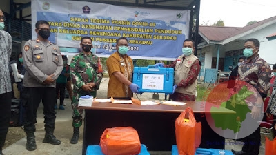 Camat Sekadau Hilir, H. Safi'i Yanto Saat Menerima Vaksin Sinovac dari Petugas