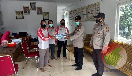 Kasat Binmas Polres Melawi Iptu Haryono beserta anggotanya Bripka Ngadino dan Bripda Rahmadani Noer melaksanakan kegiatan pembinaan ketertiban masyarakat. Poto Humas Polres Melawi