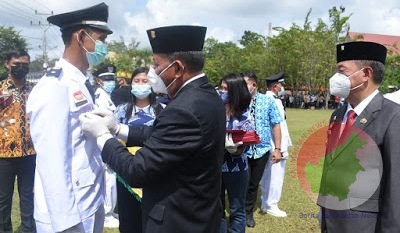 Bupati Sanggau, Paolus Hadi Saat Melantik 72 Kades terpilih, Kamis 11 Februari 2021