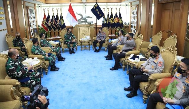 Kapolri Jenderal Listyo Sigit Prabowo mengunjungi Kepala Staf Angkatan Udara (KSAU) Marsekal Fadjar Prasetyo, di markas TNI AU, Cilangkap, Jakarta Timur, Senin (1/2/2021.