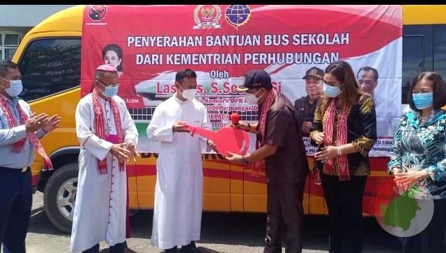 Ketua Komisi V DPR RI, Lasarus Menyerahkan Kunci Mobil Bus Secara Simbolis Kepada Rektor Seminari Romo Imanuel Yosep Faot, Pr. di Halaman Rusun Seminari Menyurai, Kamis 11 Februari 2021