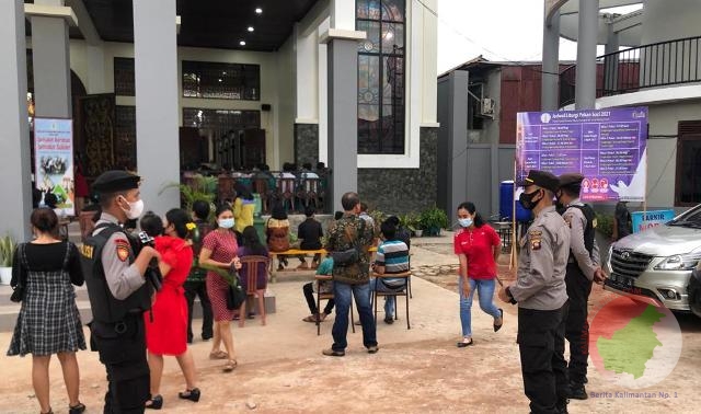 Pengamanan yang dilakukan oleh personil Polisi di Gereja di Kabupaten Melawi