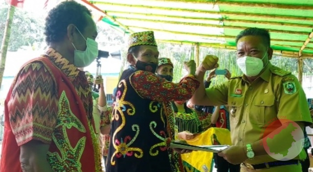 Bupati Sanggau, Paolus Hadi, menyerahkan SK Bupati Sanggau nomor 572 tahun 2020 tentang pengakuan dan perlindungan masyarakat hukum adat dayak sub Suku Sami 