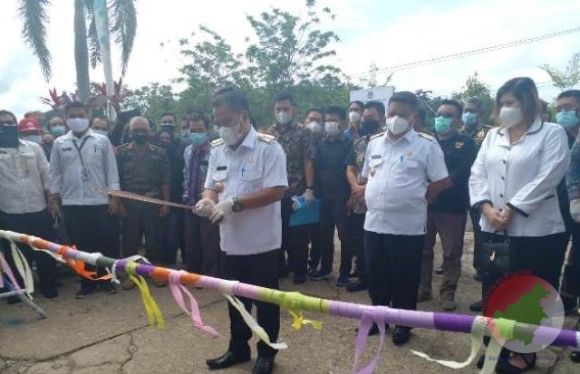 Penyambutan Bupati Sekadau, Aron,. SH dan Wakil Bupati Sekadau,. Subandrio,.SH,.MH, bertempat di halaman kantor Bupati Sekadau, Rabu (28/4) 