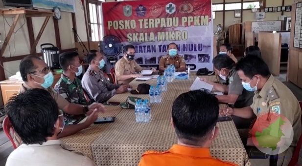 Wabup Sanggau, Yohanes Ontot saat meninjau Posko PPKM disejumlah Kecamatan 