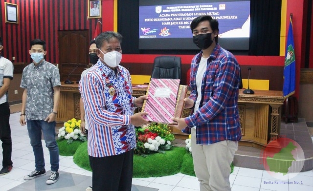 Wabup Sanggau Sarahkan Hadiah Lomba Dalam Rangka Hari Jadi Kota Sanggau