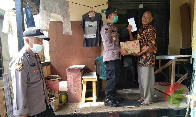 Penyerahan bingkisan tersebut dilakukan oleh Kabag Sumda AKP Sunar dan Personil Sumda Polres Melawi dengan mengunjungi rumah para purnawirawan dan Warakawuri