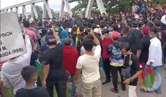 Kerumunan Massa di Jembatan Nanga Pinoh, Kamus 13 Mei 2021