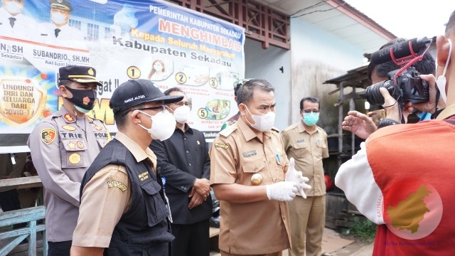 Bupati Sekadau, Aron Saat Cek Sembako di Pasar