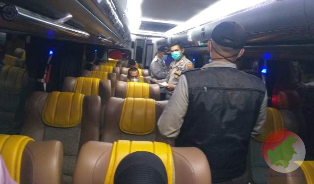 Petugas Posko Sepulut Cek Penumpang di Salah Satu Bus