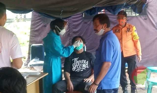 Petugas Posko Covid-19 Sedang Melakukan Sweb 