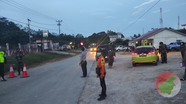 Petugas Posko Covid-19 di Sepulut