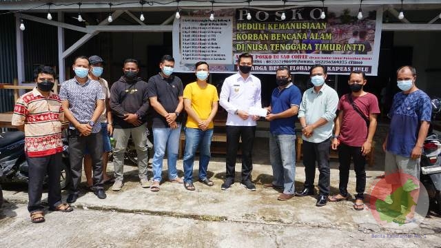 Bupati Kapuas Hulu Saat Salurkan Bantuan Untuk Bencana NTT