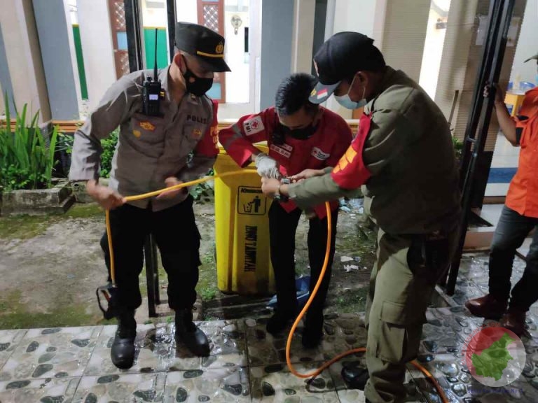 Satgas Covid-19 ketika mengisi cairan disenfactan ke dalam tangki untuk melakuka. penyemprotan massal. (Foto. Ist) 