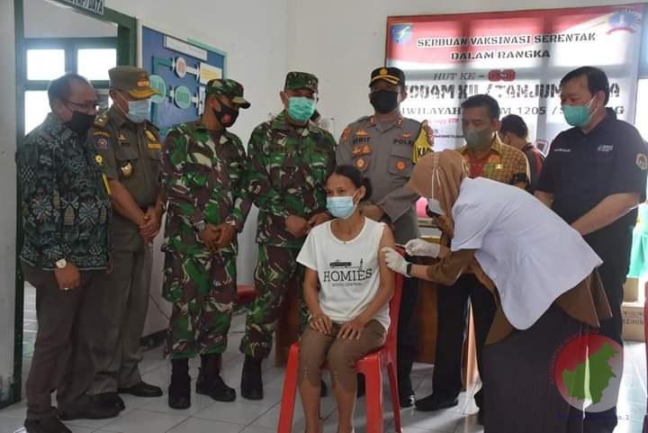Wakil Bupati Melawi, Kluisen. Didampingi Forkopinda saat memantau penyuntikan vaksinasi yang dilakukan petugas kesehatan kepada warga. (Foto. Ist) 