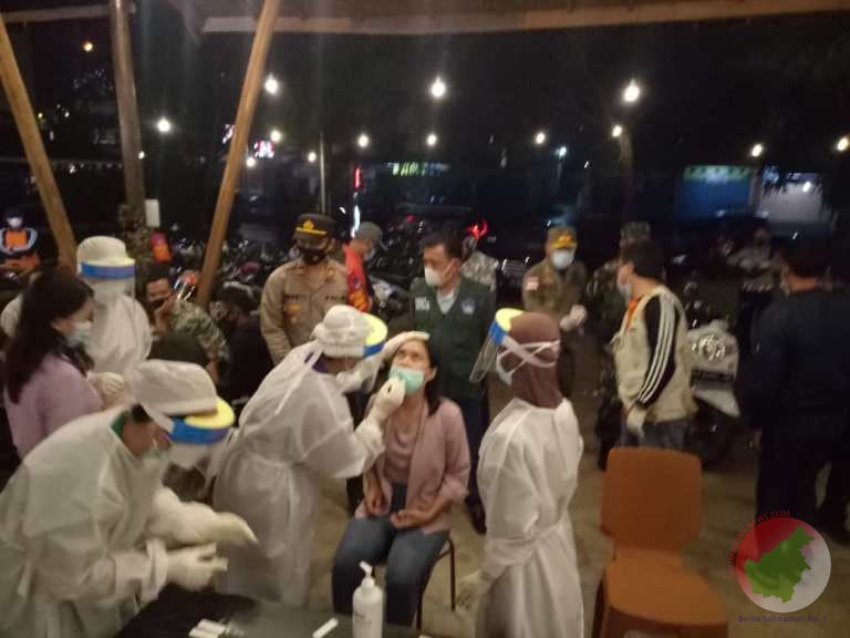 Tim Yustisi gabungan saat melakukan swab antigen kepada pengunjung cafe. (Foto : Dedi Irawan) 