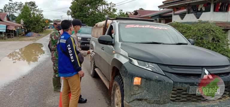 Petugas Posko memeriksa bukti hasil swab antigen pengendara. (Foto. Ist) 