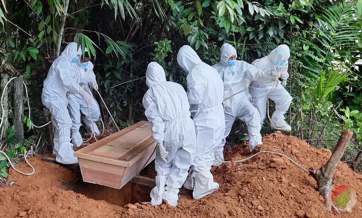 Relawan ketika melakukan pemakaman pasien Covid-19 di Melawi
 (Foto. Dedi Irawan) 