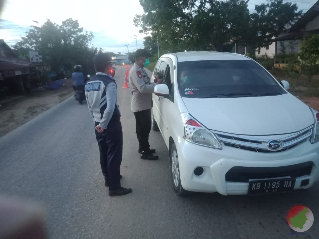Petugas Posko Pengawasan Terpadu saat melakukan pengecekan terhadap pengendara. (Foto. Ist) 