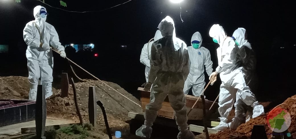 Tagana Melawi selaku relawan, melakukan pemakaman jenazah pasien Covid-19. (Foto. Ist) 