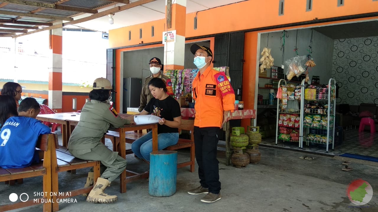 Tim Yustisi gabungan ketika menyampaikan surat edaran PPKM Mikro kepada para pelaku usaha di Melawi. (Foto. Ist) 