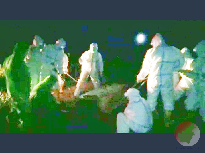 Proses pemakaman jenazah pasien Covid-19 oleh Tagana Melawi selaku relawan pemakaman. (Foto. Dedi Irawan) 