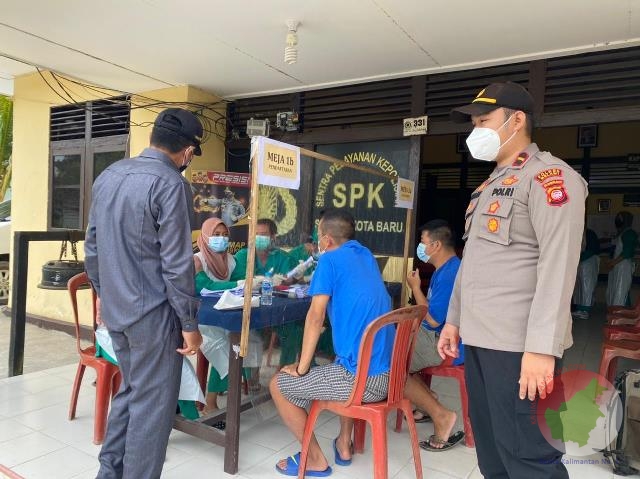 Polsek Kota Baru melaksanakan kegiatan penyuntikan Vaksinasi Covid-19 dengan sasaran masyarakat umum di Kecamatan Tanah Pinoh Kabupaten Melawi. 