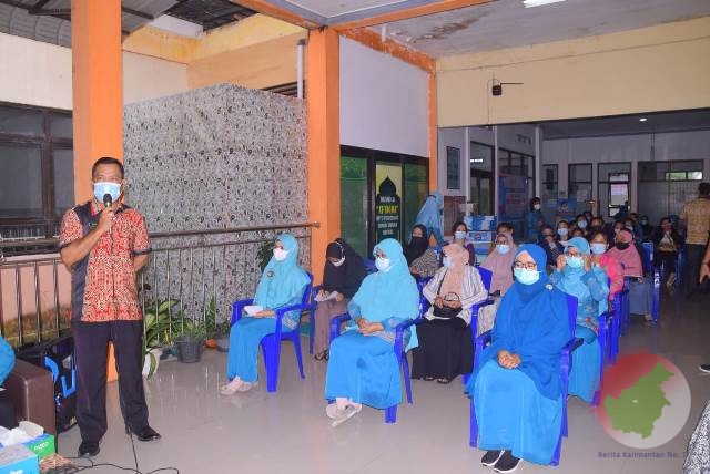 Kepala Dinas Keluarga Berencana, Pemberdayaan Perempuan dan Perlindungan Anak (DKBP3A) Kabupaten Sintang, Maryadi Meninjau Pemberian Pelayanan KB Serentak Sejuta Akseptor, di Puskesmas Sungai Durian, Kecamatan Sintang, Kamis 24 Juni 2021.
