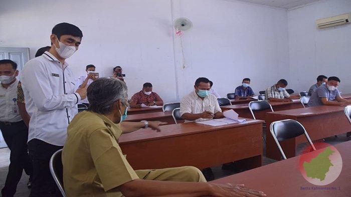 Santosa saat meninjau Seleksi Calon Kades di Universitas Kapuas Sintang