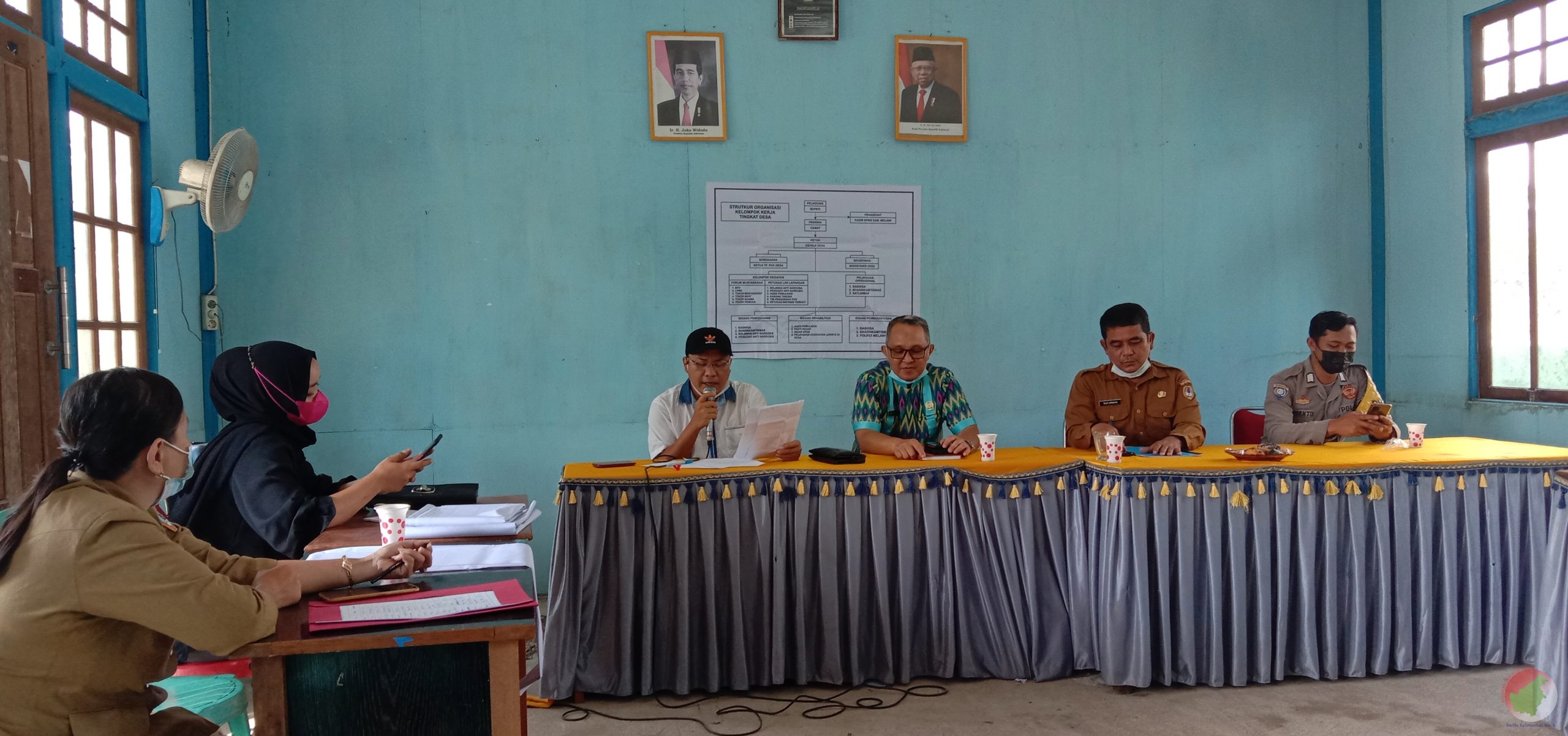 Kepala Desa Bersama BPD dan bhabinkamtibmas saat memimpin pembentukan struktur organisasi kelompok kerja kampung tangguh narkoba. (Foto. Dedi Irawan) 