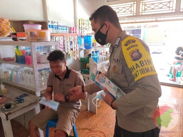 Personil Polsek Menukung Membagikan Masker Pada Warga di Pusat Perbelanjaan, Senin 5 Juli 2021. Foto: Dok Polres Melawi.